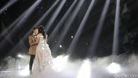 Afgan dan Raisa membuat suasana menjadi romantis lewat lagu Percayalah.