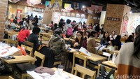Jika kamu lapar di tengah-tengah bermain, kamu bisa mengisi perut di kafe Mademoiselle One Piece, J-Patisserie dan J-WORLD Kitchen.