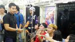 Sweet! Chicco Jerikho, Abimana dan Ge Pamungkas Bagi-bagi Bunga