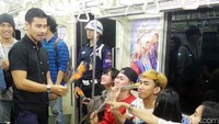 Chicco, Abimana dan Ge membagi-bagikan bunga mawar oranye sebagai simbolnya.