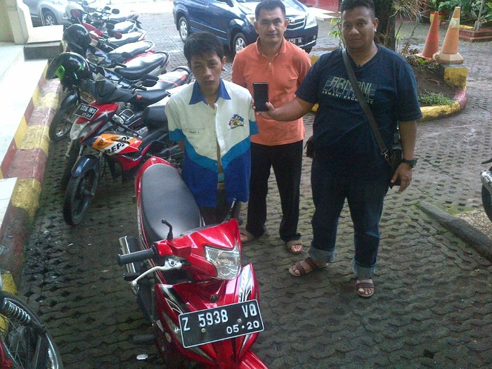 Ponsel Dijambret di Kemang, Enik 5 Jam Kejar Pelaku