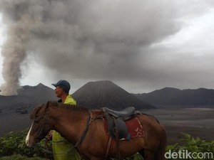 Bromo Masih Menggeliat, Ini Curhatan Warga Tengger