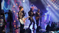 Nidji dalam format Nidji Electronic Version (NEV) yang tampil dengan kostum bernuansa Star Wars sukses membuka acara.
