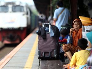 Polisi Bersenjata Kawal Pemudik di Kereta Api dan Kapal Laut