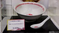 Mangkuk ramen juga dijual lho di sana!