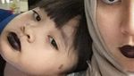 So Cute! Putri Zaskia Mecca Centil Maksimal Pakai Lipstik