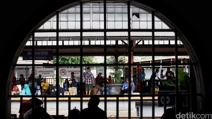 Calon penumpang memadati Stasiun Pasar Senen, Jakarta, Selasa (15/12/2015). Menjelang libur Natal dan Tahun baru moda transportasi kereta api mulai dipadati para pemudik yang akan mudik atau berlibur di daerah seluruh Jawa. Grandyos Zafna/detikcom