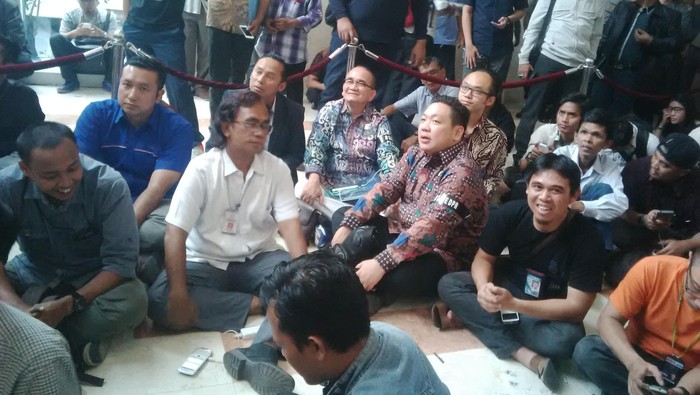 Pakai Pita #SaveDPR, Ruhut Cs Lesehan Saksikan Sidang Putusan Novanto