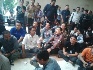 Pakai Pita #SaveDPR, Ruhut Cs Lesehan Saksikan Sidang Putusan Novanto
