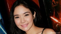 Gisel tampak cantik memoles bibirnya dengan lipstik pink. Pool/Gus Mun/detikFoto.