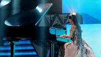 Isyana tampak memesona saat memainkan pianonya.