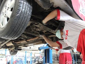 Biar Tak Rugi Jual Mobil, Servis di Bengkel Resmi dan Simpan Bukunya
