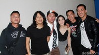 Ferry Maryadi, Armand Maulana, Gading Marten, Gisel, dan Joe Taslim saat ditemui di gala premiere film Star Wars: The Force Awakens di Senayan City, Jakarta Pusat, Selasa (15/12/2015). Pool/Gus Mun/detikFoto.