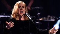 Adele telah absen merilis karya baru sekian lama. Namun, penggemar mendapatkan angin segar ketika baru-baru ini ia merilis teaser dari single baru berjudul Easy On Me. Foto: Sascha Steinbach