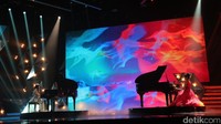 Isyana Sarasvati dan Yura Yunita menghipnotis penonton lewat jari-jari lentik mereka memainkan piano.