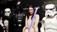 Luna Maya berpose dengan Darth Vader dan Stormtrooper. Pool/Gus Mun/detikFoto.