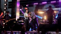 Raisa mengaku sangat senang dapat berkolaborasi dengan band favoritnya itu.