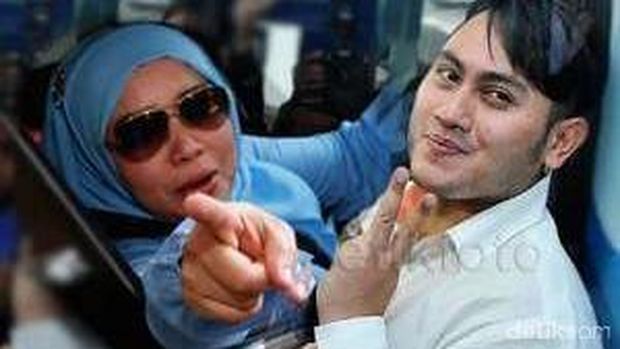 Seleb-seleb yang Menikahi Ibu Angkat