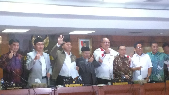 Novanto Mundur, Anggota MKD Tertawa Lepas Sambil Berangkulan