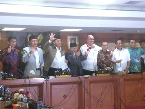 Novanto Mundur, Anggota MKD Tertawa Lepas Sambil Berangkulan