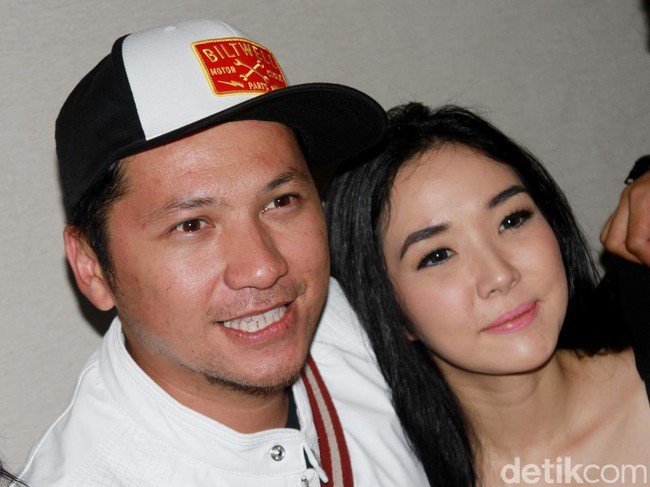Kabar mengejutkan datang dari Gading Marten dan Gisel. Rumah tangga yang telah dibina bersama selama lima tahun retak dan berujung perceraian. Padahal, pasangan ini selalu terlihat harmonis. Begitu pula untuk urusan busana. (Foto: Gus Mun/detikHOT)