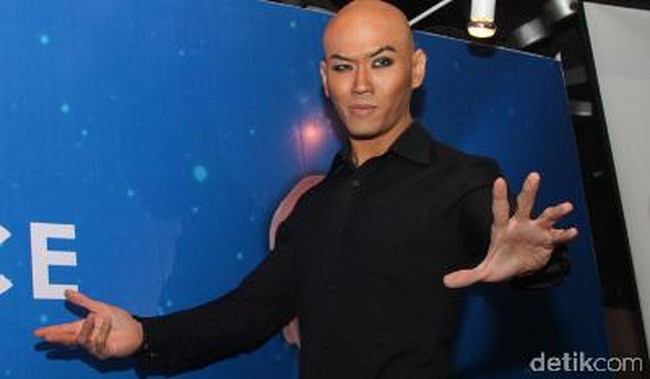 Pada tahun 2010 Deddy menjadi salah satu pesulap yang berhasil mendapat penghargaan Merlin Award 2010 sebagai Mentalist of The Year. Setelah memiliki karier yang cukup sukses sebagai pesulap Deddy kemudian memutuskan untuk berhenti menjadi pesulap karena ingin mendampingi dan merawat sang anak, Azka Corbuzier. Foto: detikHOT