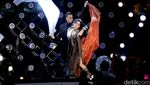 Cetar! Tubuh Syahrini Meliuk-liuk di HUT Transmedia ke-14