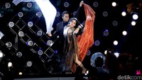 Aksi panggung Syahrini di HUT Transmedia yang bertajuk 14 Tahun Transmedia, Inspirasi Negeri.