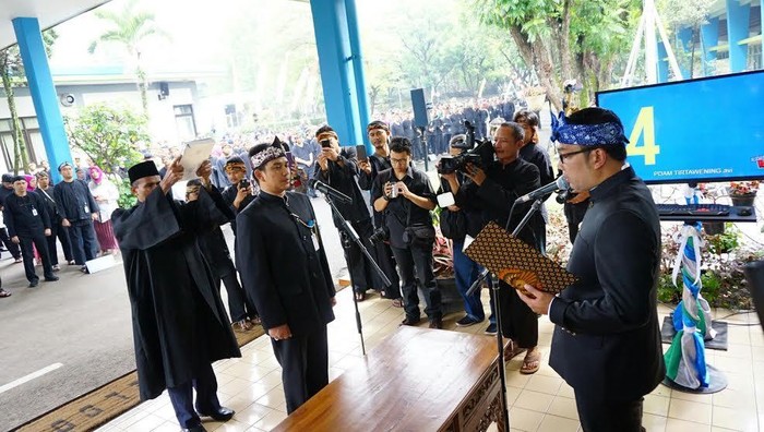 Lantik Dirut PDAM Baru, Pesan Ridwan Kamil: Harus Bebas Korupsi