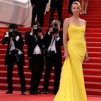 Cedera lutut mengantarkan Charlize Theron yang dulunya berprofesi sebagai model dan ingin jadi ballerina ke industri film. Setelah cedera, Charlize bertolak ke Los Angeles untuk mengejar kesuksesan sebagai aktris. Perdebatannya dengan seorang teller bank saat dia ingin mencairkan cek, membuat seorang manajer tertarik dan merekrutnya untuk main film. Foto: Getty Images