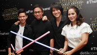 Addie MS, Memes, Kevin Aprilio, dan Tristan Juliano tak ketinggalan momen Star Wars. Pool/Gus Mun/detikFoto.