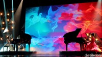 Ia juga beradu kemampuan bermain piano dengan Yura Yunita.