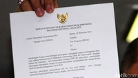 Ini surat pengunduran diri Novanto dari kursi DPR yang dibacakan di sidang MKD, Rabu (16/12/2015). Dalam surat itu tak ada penegasan bahwa Novanto merasa bersalah dalam persoalan ini.(Foto: Lamhot Aritonang)