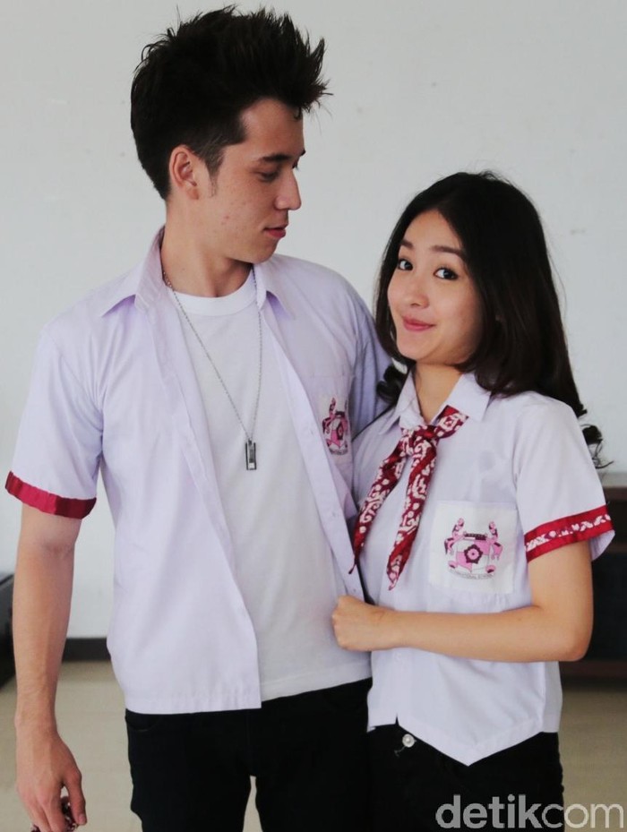 Stefan William Hadiahi Natasha Wilona Kalung Bermata