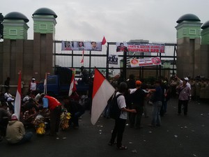 Desak Setya Novanto Mundur, Demonstran di DPR Bawa Poster Nikita Mirzani
