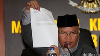 Meski semua anggota MKD menyatakan Novanto melakukan pelanggaran kode etik, namun MKD akhirnya tak menjatuhkan sanksi bagi Novanto. Hal ini dikarenakan Novanto mengirim surat pengunduran diri sebagai Ketua DPR di last minute sebelum MKD mengambil keputusan final soal sanksi untuk Novanto. (Lamhot Aritonang/detikcom)