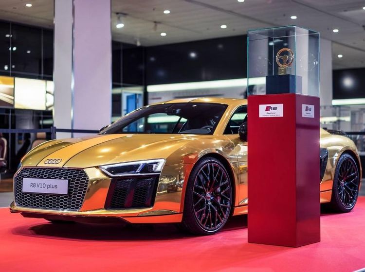 Audi R8 Berkilauan Emas