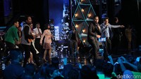 Armada bersama Cakra Khan membawakan lagu Pergi Pagi Pulang Pagi.