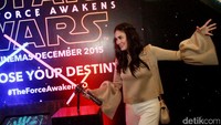 Model yang juga presenter itu tak kehabisan gaya berpose dengan lightsaber. Pool/Gus Mun/detikFoto.