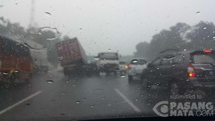 Peti Kemas Terlepas dari Truk di Tol Jakarta-Cikampek, Bikin Macet Hingga 13 Km
