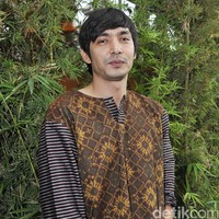 Nah kalau yang ini Abimana Aryasatya. Senyum dan lesung pipitnya nggak kalah menarik kan? Foto: Noel/detikHOT