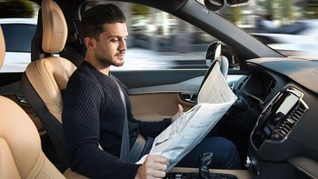 Berita lebih tersaring: Sebelum internet, fakta “dikurasi” dalam arti informasi berasal dari orang-orang yang memiliki pengetahuan dan disebarluaskan oleh jurnalis atau yang bertanggung jawab atas keakuratan informasi. Internet telah memungkinkan orang gila menyemburkan informasi dengan hampir tidak ada filter. Foto: Volvo