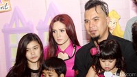 Dhani pun tak membedakan anak dari Mulan dengan Maia. Pool/Gus Mun/detikFoto.