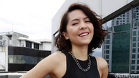 Perempuan bertubuh mungil itu berperan sebagai Meira, kekasih yang akhirnya menjadi istri Ernest.