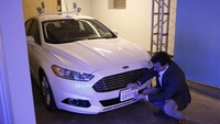 CEO Ford Mark Fields memasang pelat nomor sebagai tanda mobil bisa dipakai di jalanan California, tahun depan. (Istimewa/Ford).