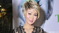 Pedangdut kelahiran 21 Januari 1979 itu tampil dengan busana lace hitam yang dipadu belt hitam dan emas. Pool/Noel/detikFoto.