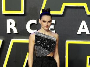 Chloe & Roland Mouret, Gaun Indah Daisy Ridley si Bintang Star Wars Terbaru