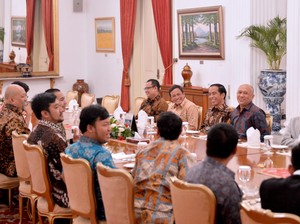Giliran Indro, Mongol, Raditya Dika dan Para Komika Tertawa Bareng Jokowi