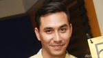 Gaya Darius Berkemeja Kotak-kotak