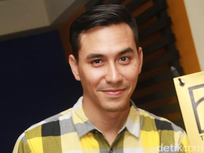 Darius Sinathrya Tak Mau Numpang Lewat di Dunia Tarik Suara